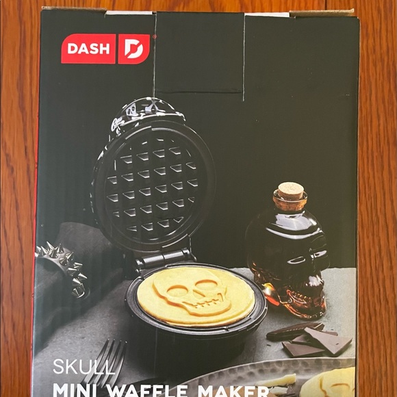 Halloween Mini 4” Dash Skull Mini Waffle Maker - Picture 3 of 3